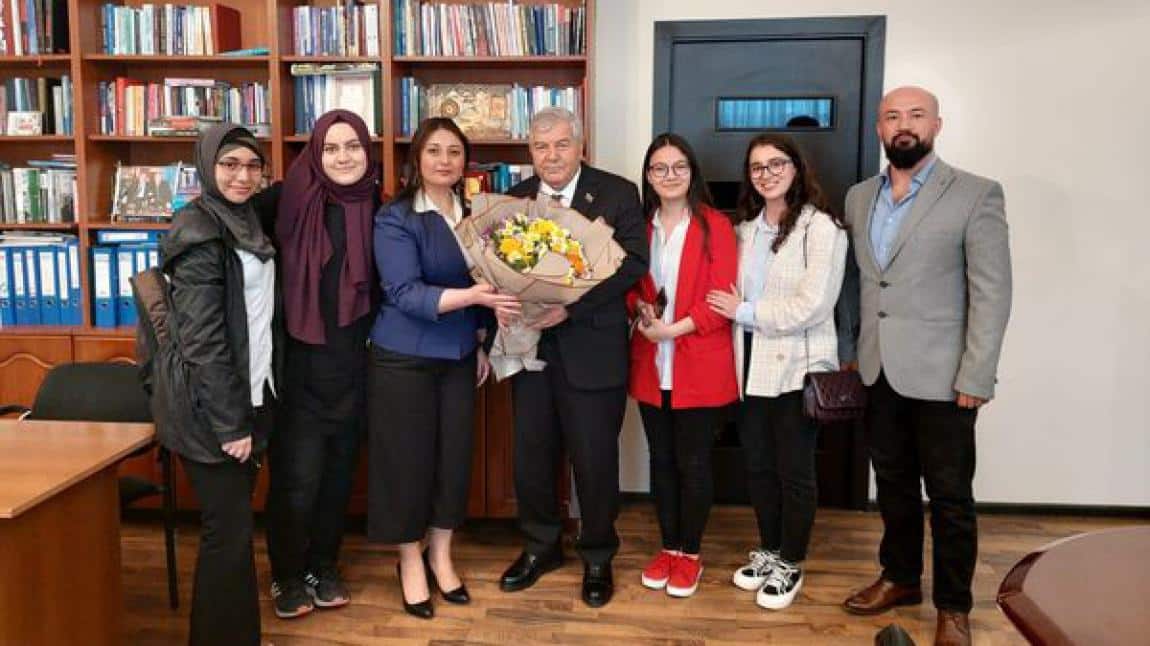 11.Sınıf  Öğrencilerimiz Azerbaycan'ın Halk Şairi Sabir Rüstemhanlı'yı Ziyaret Etti