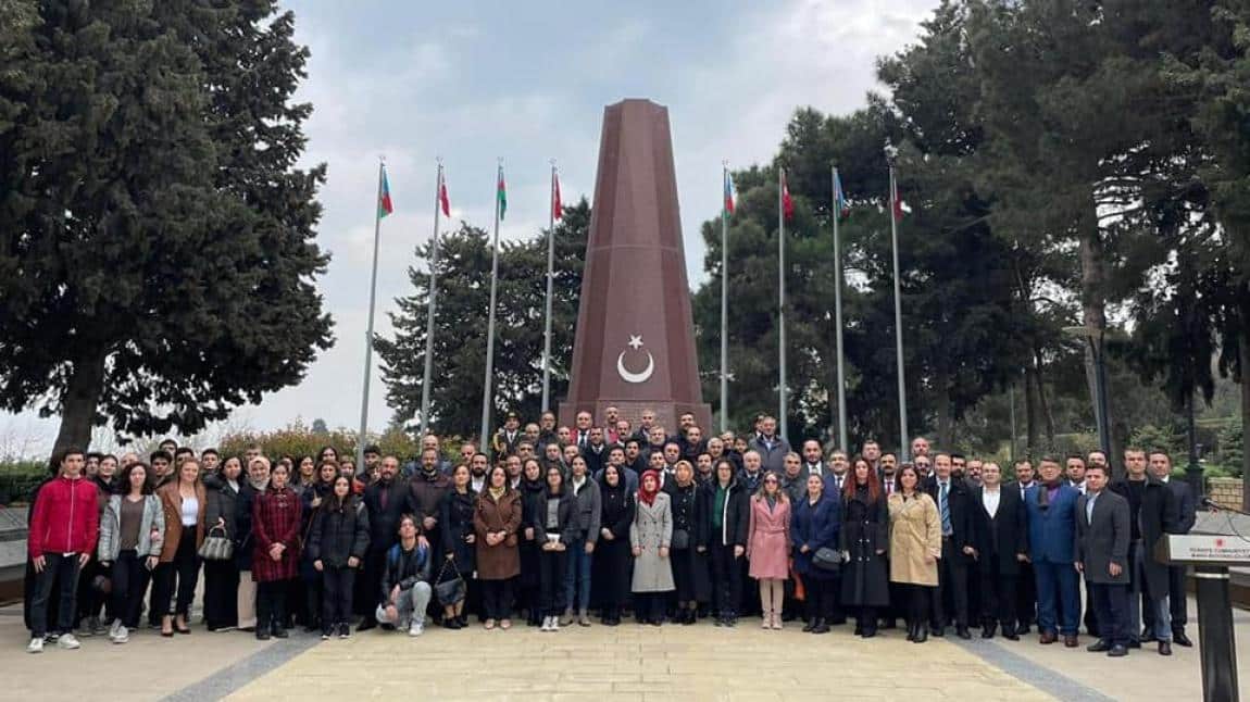 Çanakkale Zaferi'nin 108. Yıl Dönümünde Türk Şehitliği'ne Karanfil Bıraktık ve Okulumuzda Bir Program Düzenledik